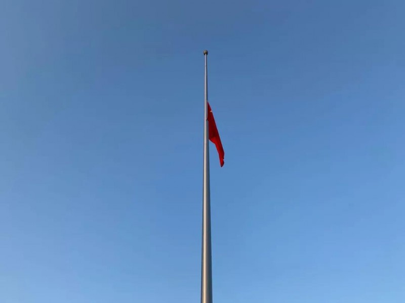 南京大屠杀遇难同胞纪念馆今晨为死难者下半旗致哀