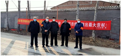 抗击疫情，村主任与村民同在