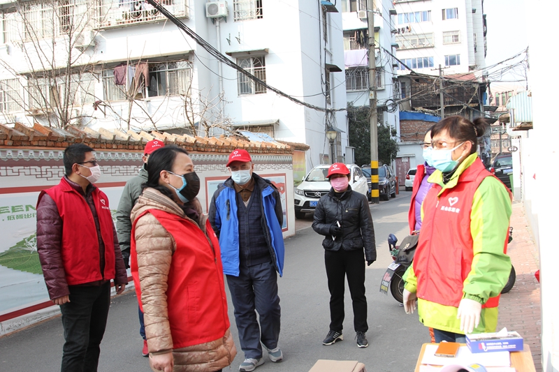 社区防疫在行动，党员先锋冲在前