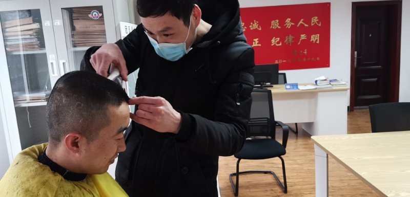 湖北团风：爱心理发师上门为一线防疫民警解决“头”等大事
