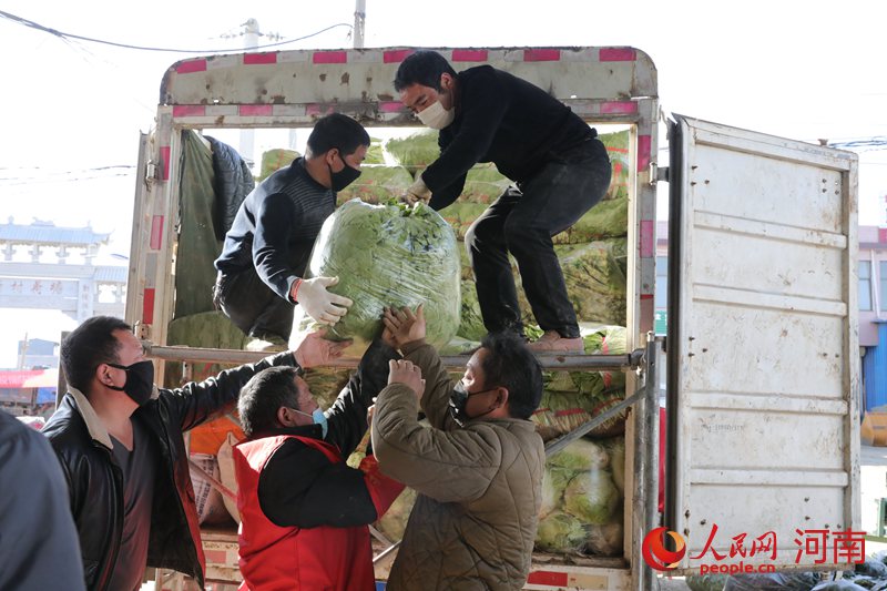 河南鲁山：村民有序赶种 自发捐赠蔬菜给战“疫”一线