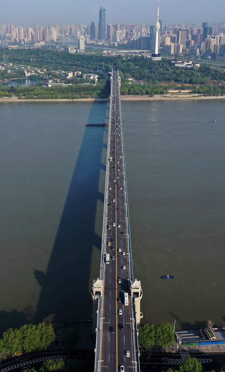 武汉：长江大桥早高峰川流不息