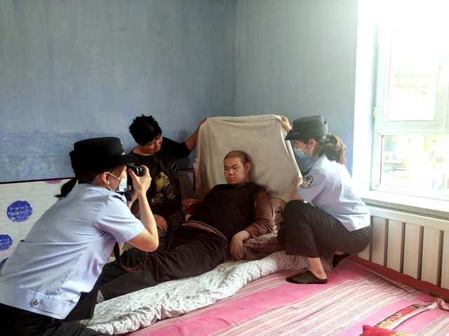 关爱困难残疾人 上门办证暖人心