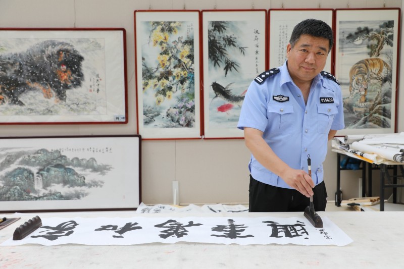 五彩缤纷绘华夏 挥毫泼墨写春秋——记中国著名书画家曹增建