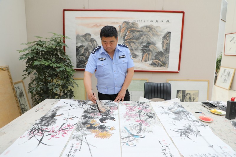 五彩缤纷绘华夏 挥毫泼墨写春秋——记中国著名书画家曹增建