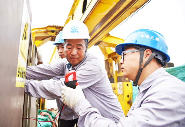 电气达人——记中铁三局线桥公司SGTJ180型架桥机机长罗圣全