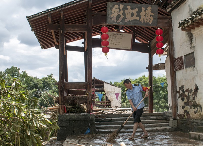 江西婺源800年古桥被洪水损毁