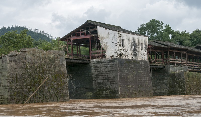 江西婺源800年古桥被洪水损毁