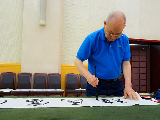翰墨飘香庆“八一” 四川书画名家送艺术进军营