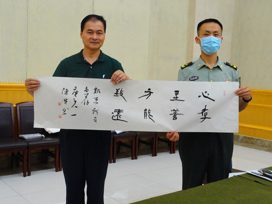 翰墨飘香庆“八一” 四川书画名家送艺术进军营