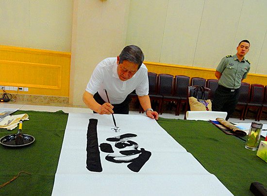 翰墨飘香庆“八一” 四川书画名家送艺术进军营