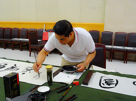 翰墨飘香庆“八一” 四川书画名家送艺术进军营