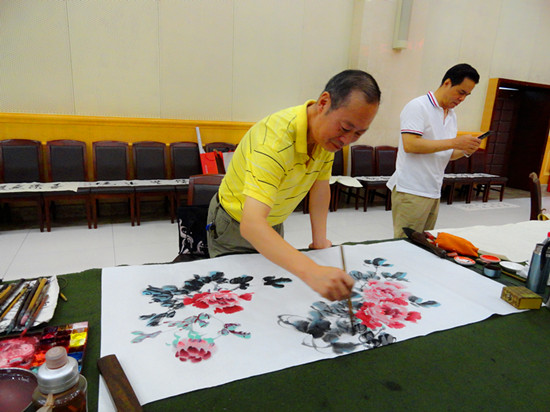翰墨飘香庆“八一” 四川书画名家送艺术进军营