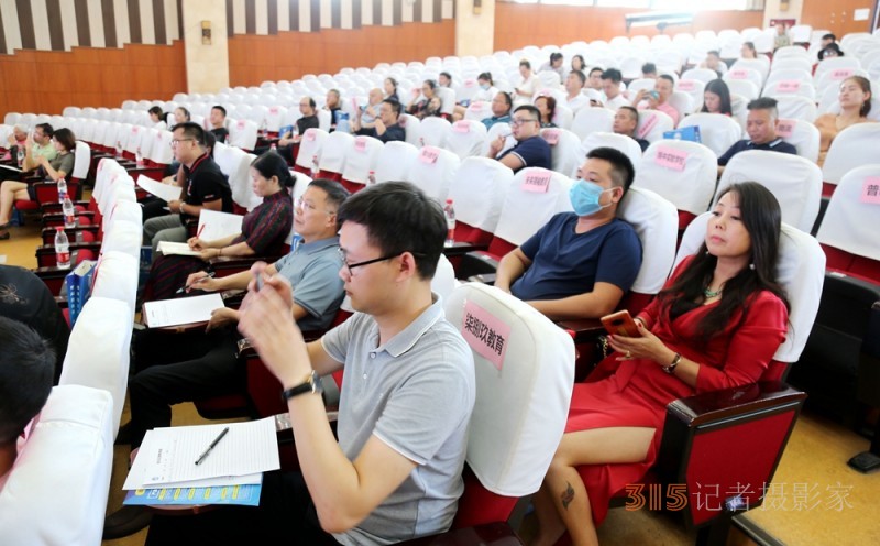 2020首届未来教育论坛在绵阳举行 探讨AI技术助力新高考
