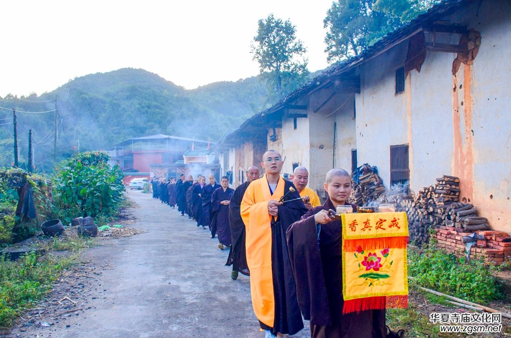 江西于都普照寺新任主持开修法师晋院暨消灾法会进行中