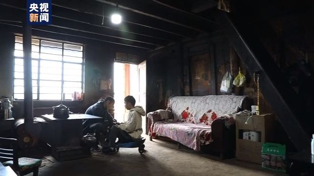 仅手指能动！18岁山村病残青年如何逆袭成电竞主播？