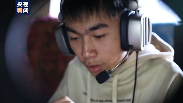 仅手指能动！18岁山村病残青年如何逆袭成电竞主播？