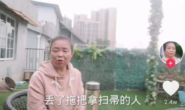 56岁阿姨“私奔”火爆全网：她的叛逆里，藏着7亿女性的伤