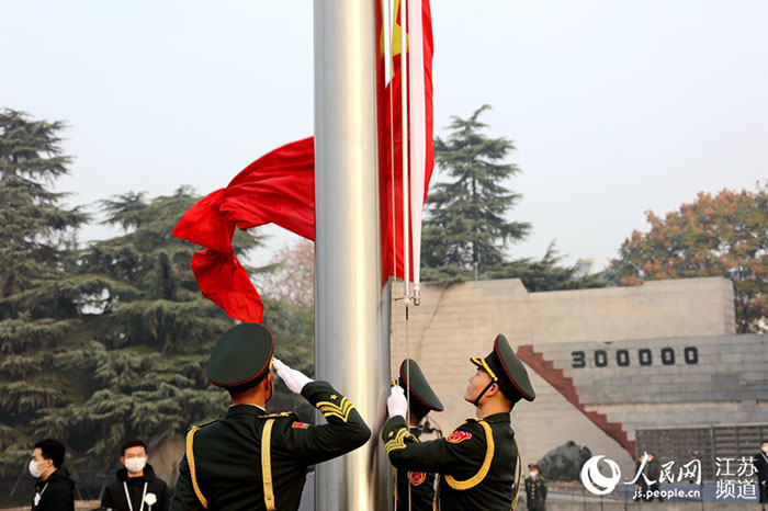 南京大屠杀死难者国家公祭日：向死难同胞下半旗致哀