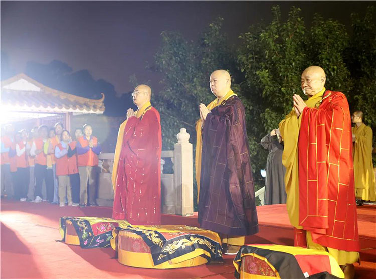 弘法寺隆重举行恭送本焕长老舍利赴甘肃酒泉敦煌市雷音寺永久供奉法会