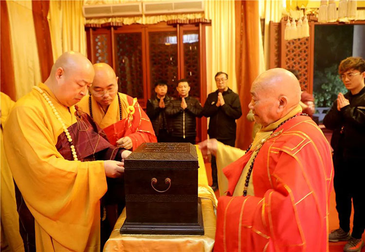 弘法寺隆重举行恭送本焕长老舍利赴甘肃酒泉敦煌市雷音寺永久供奉法会