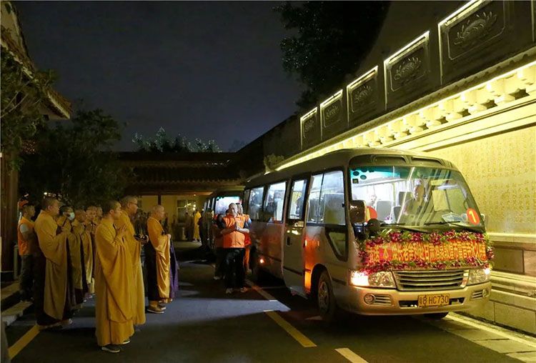 弘法寺隆重举行恭送本焕长老舍利赴甘肃酒泉敦煌市雷音寺永久供奉法会