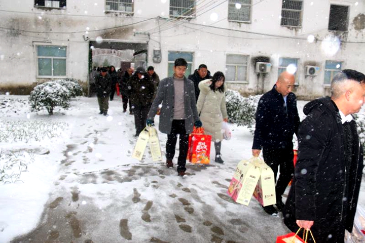 数九寒天爱心传递 大雪纷飞温暖人间