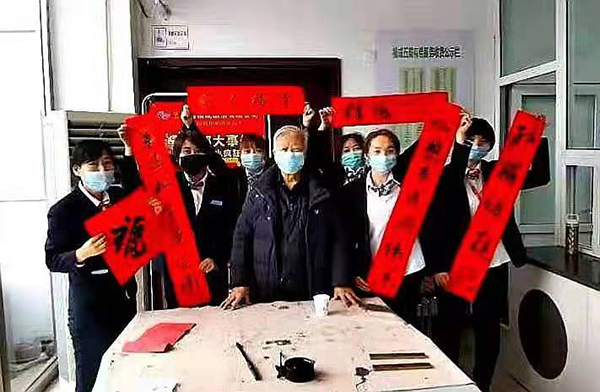  老年大学迎新春写春联 走进福成社区
