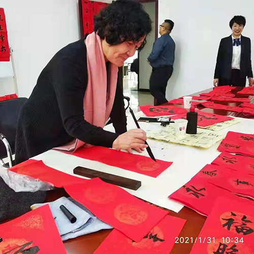  老年大学迎新春写春联 走进福成社区