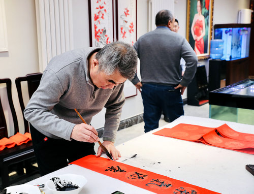 “迎新年 写春联 送祝福”在教育春晚组委会举行