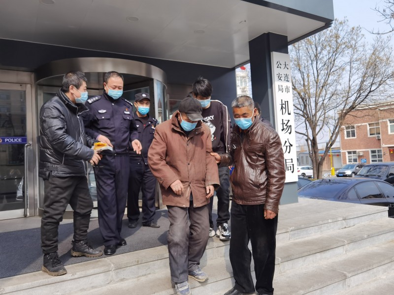 大连82岁走失老人误把暖心民警 错认成儿子