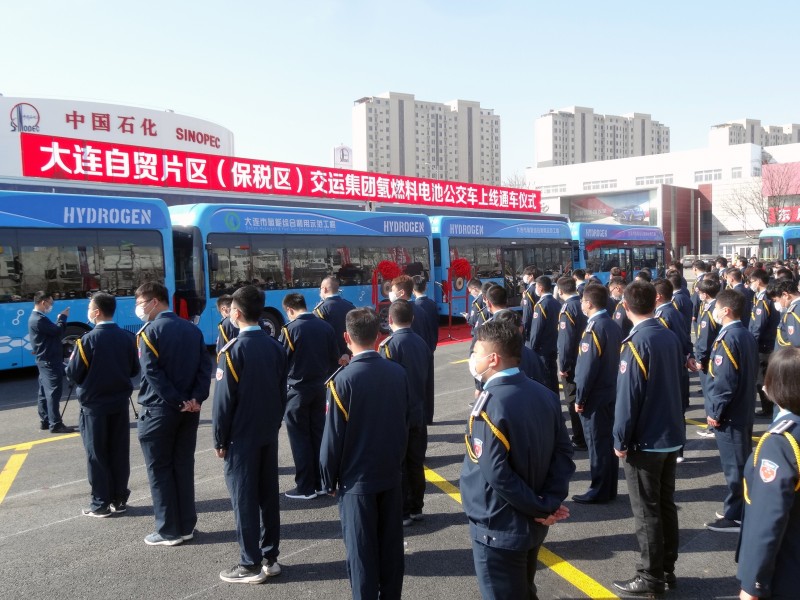 辽宁大连城市公共交通首批氢燃料电池公交车上线通车