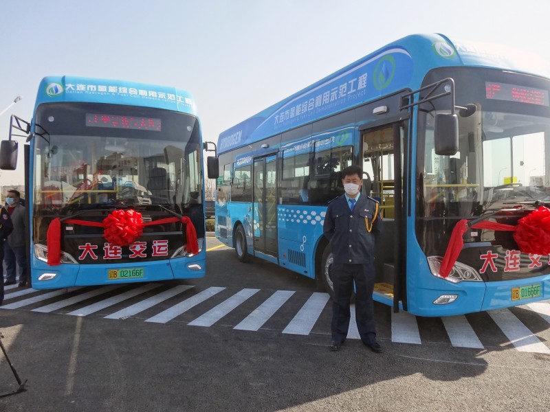 辽宁大连城市公共交通首批氢燃料电池公交车上线通车