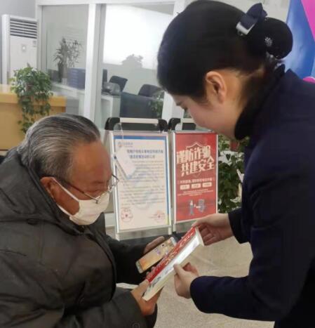 满耳“温馨提示”，就是不解决问题！老人找客服，老难了