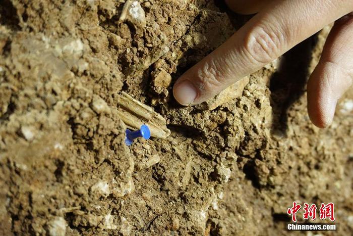 探访距今3万年前古人类的“悬崖豪宅”