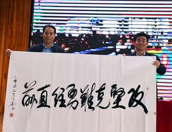 奋发图强立壮志 家国情怀勇担当 ——军史专家庄宏华为大别山孩子讲党史