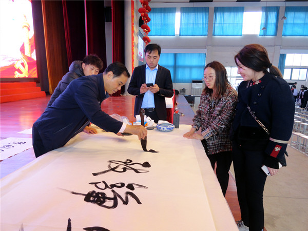 奋发图强立壮志 家国情怀勇担当 ——军史专家庄宏华为大别山孩子讲党史