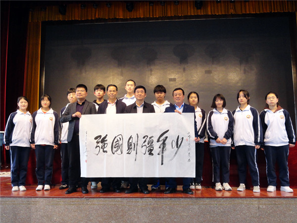 奋发图强立壮志 家国情怀勇担当 ——军史专家庄宏华为大别山孩子讲党史