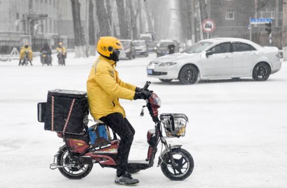 这一天，跟随外卖小哥“穿街过巷，连接人间烟火”