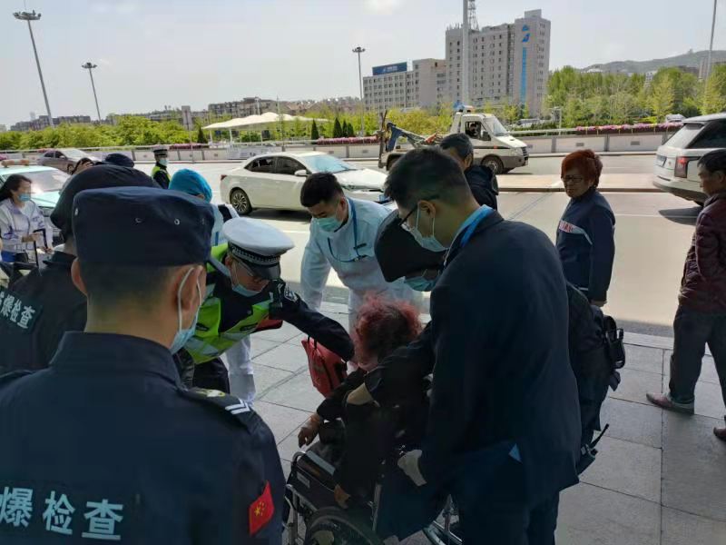 老人突发疾病情况危急！大连机场分局交警积极救助帮脱困