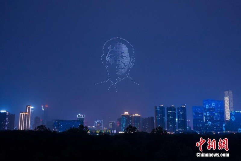 夜空中最亮的星 无人机表演悼念袁隆平