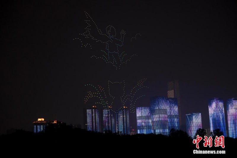 夜空中最亮的星 无人机表演悼念袁隆平