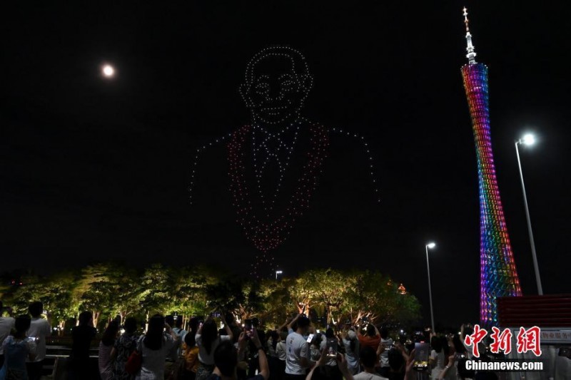 夜空中最亮的星 无人机表演悼念袁隆平