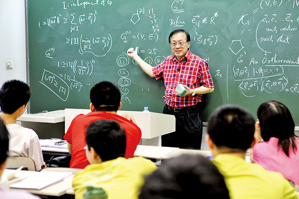 ↑2010年6月，姚期智给清华“姚班”学生上课。（清华大学供图）