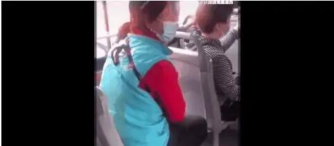 嫌让座慢，北京大妈竟怒骂女乘客：臭外地的，我正黄旗！