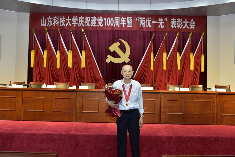 山东科技大学召开建党100周年庆祝大会 中国科学院院士宋振骐等获“光荣在党50年”纪念章