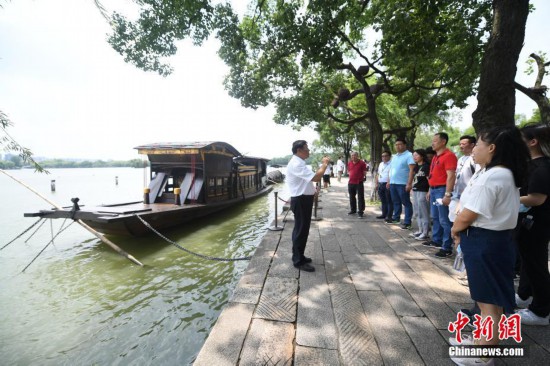 浙江嘉兴：民众瞻仰南湖红船