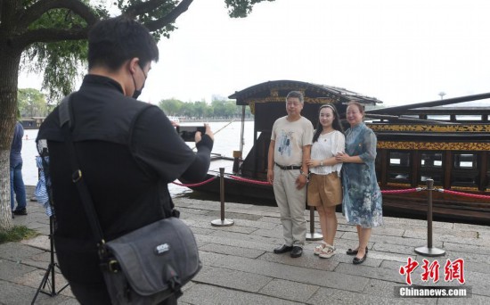 浙江嘉兴：民众瞻仰南湖红船