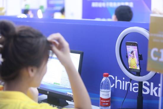 电商人才和企业需求“接口”偏差谁来弥补 “直播带货”国赛引来人才培养“冷”思考