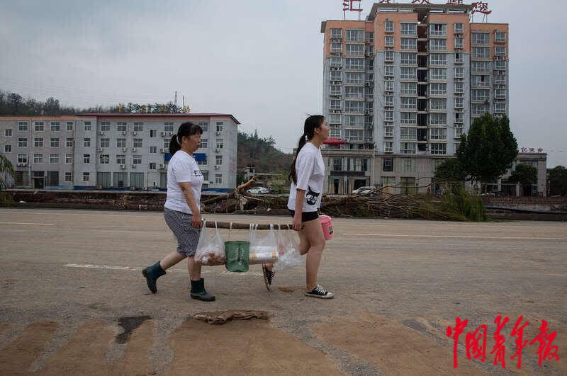 暴雨后的米河镇生活：水电仍待恢复 村民积极自救 